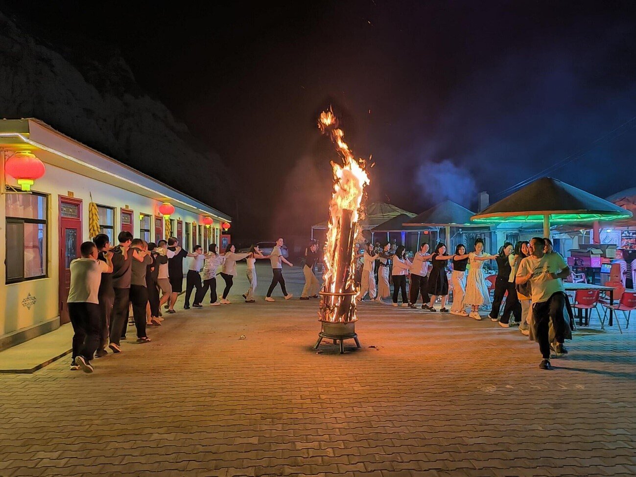 光潤通員工圍在篝火旁跳舞